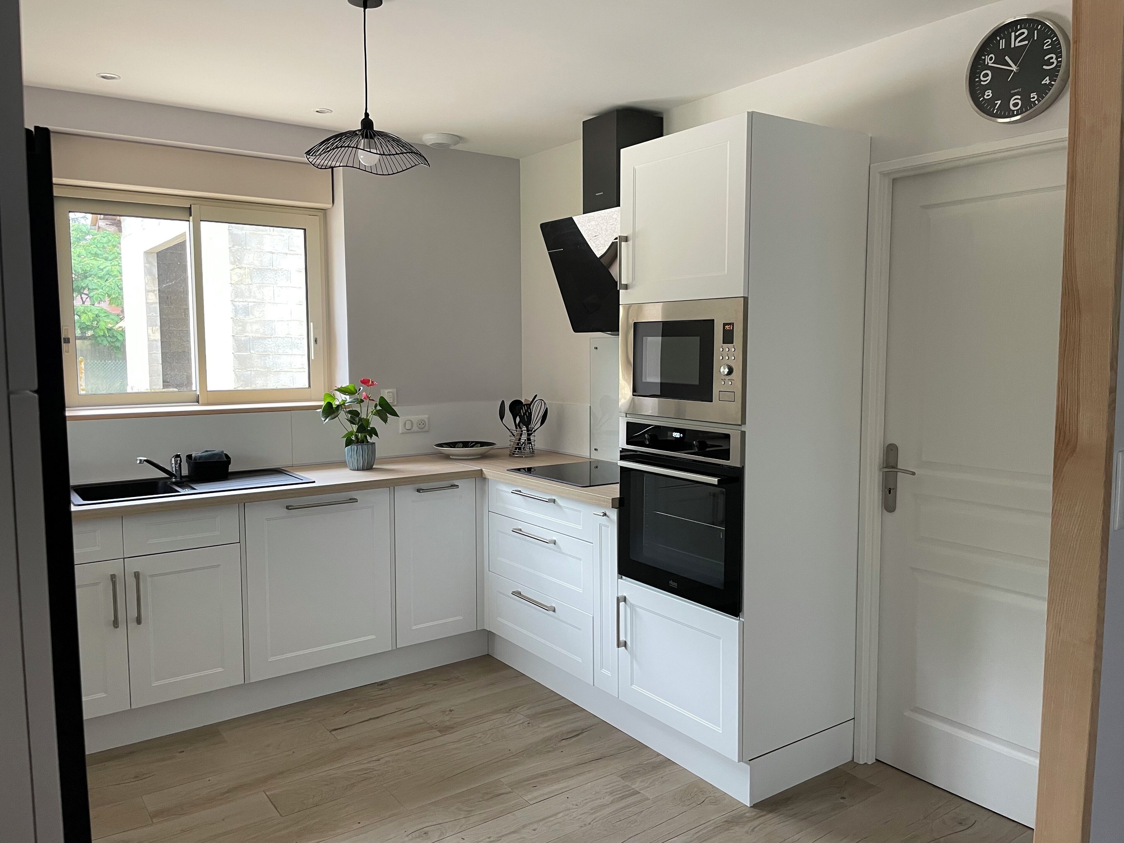 Een microgolfoven, een oven, een kookplaat, een vaatwasser