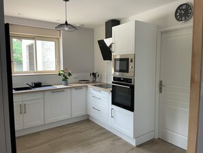 Microondas, horno, parrilla de estufa y lavavajillas 