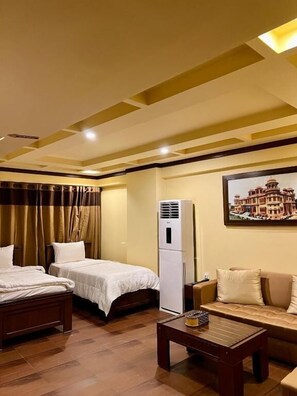 Deluxe Double Room, City View | Soundproofing, iron/ironing board, free WiFi - Al Makkah Hotel (Karachi)