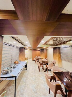 Restaurant - Al Makkah Hotel (Karachi)