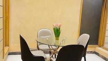 Deluxe Double Room, City View | Living area