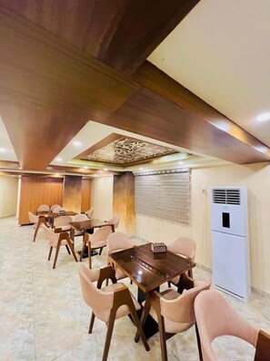 Restaurant - Al Makkah Hotel (Karachi)