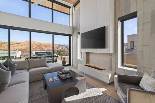 New Listing! The Strata at Lionsback | Ultra Luxury | Hot Tub