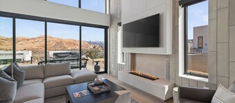 New Listing! The Strata at Lionsback | Ultra Luxury | Hot Tub
