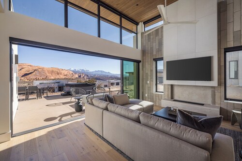 New Listing! The Strata at Lionsback | Ultra Luxury | Hot Tub