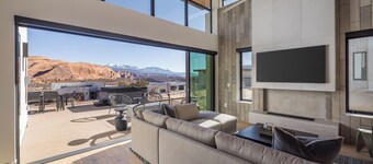 New Listing! The Strata at Lionsback | Ultra Luxury | Hot Tub