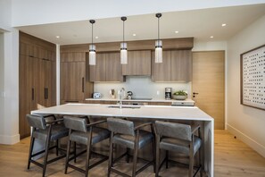 Réfrigérateur, four à micro-ondes, un four, surface de cuisson