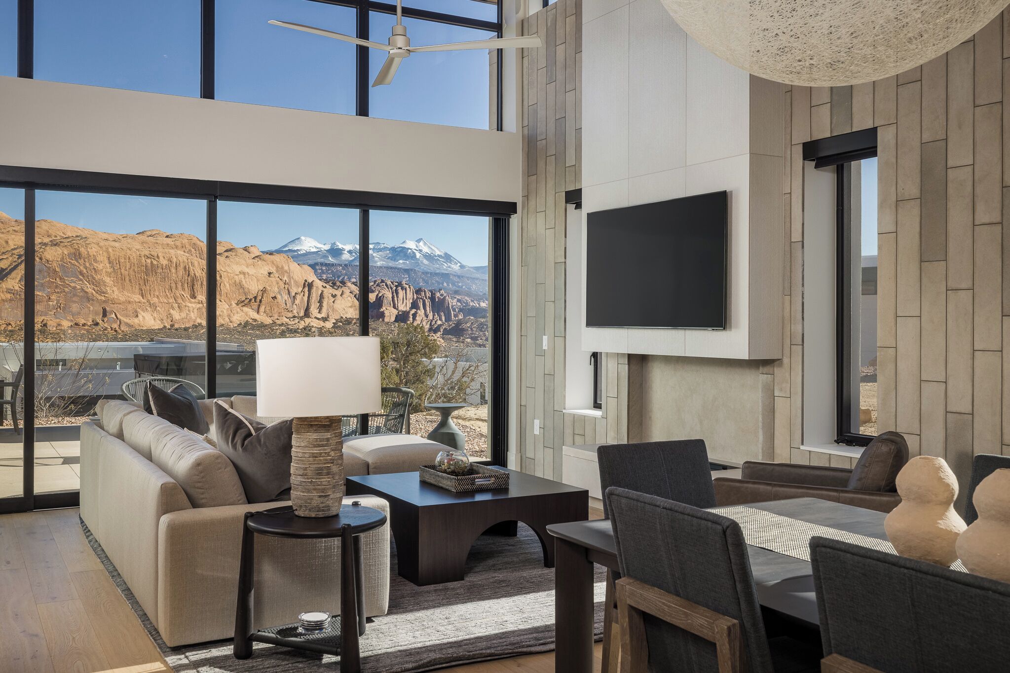 Smart TV y chimenea 