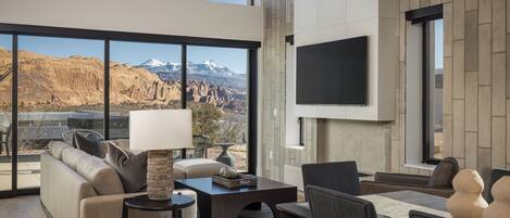 Smart TV y chimenea