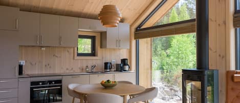 Réfrigérateur, four à micro-ondes, un four, surface de cuisson
