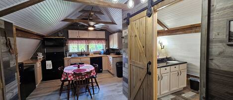 Een koelkast, een microgolfoven, een oven, een kookplaat