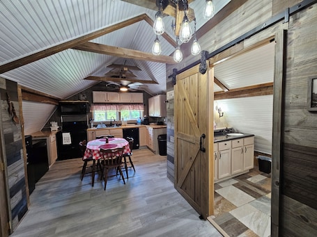 Fridge, microwave, oven, stovetop. Cozy studio 1 bed farm country apart cabin condo in Oak Harbor with AC
