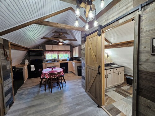 Cozy 1-bedroom apartment in wonderful Oak Harbor with AC