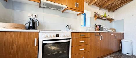 冷蔵庫、オーブン、コンロ、食器洗い機