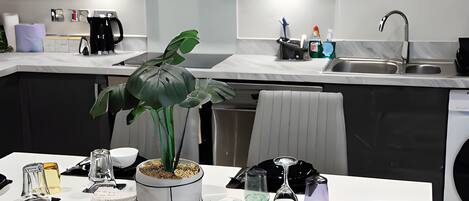 Réfrigérateur, micro-ondes, four, lave-vaisselle