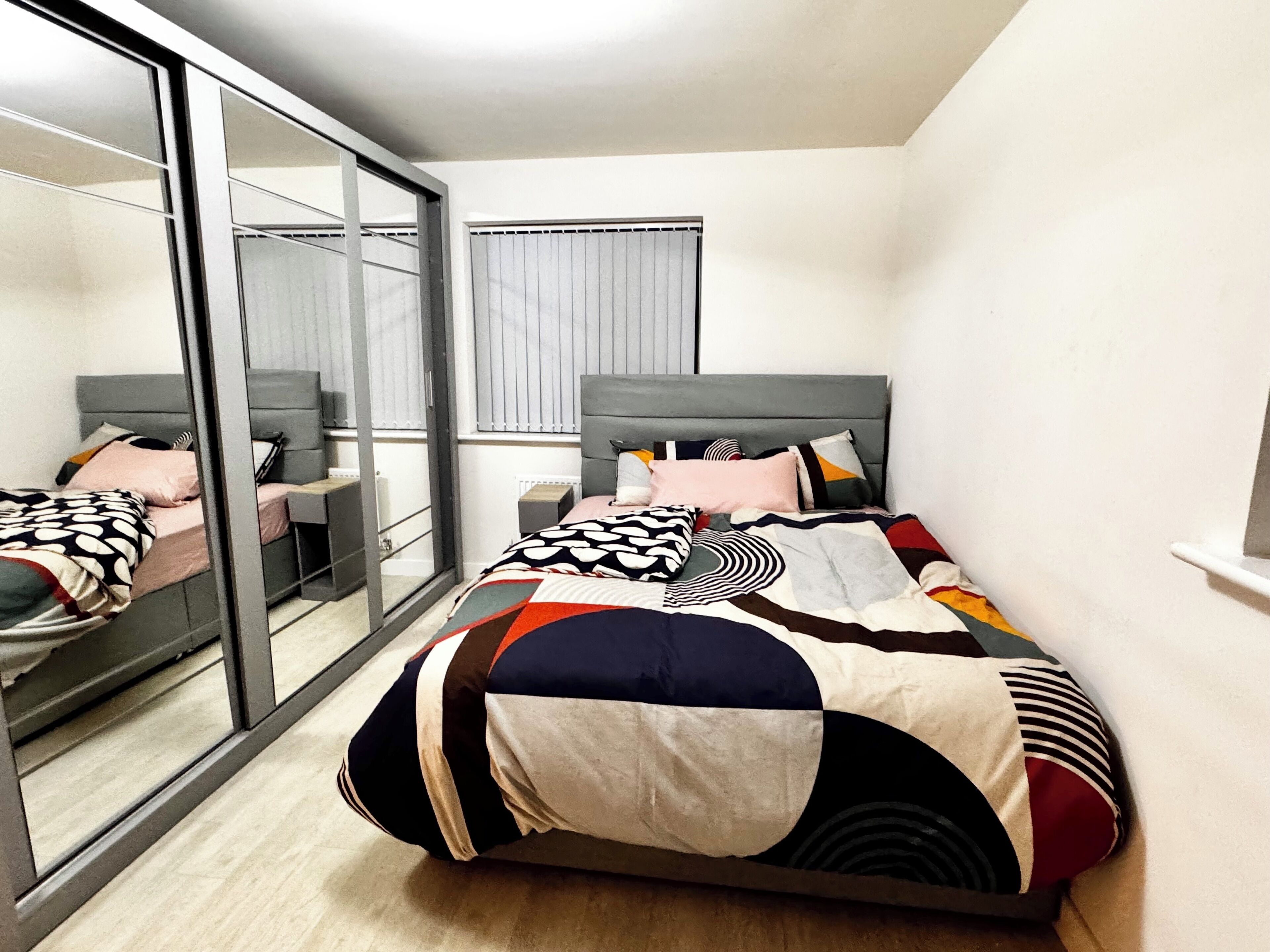 Tabla de planchar con plancha, wifi, ropa de cama