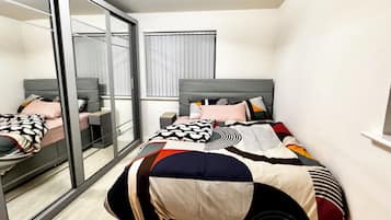 Tabla de planchar con plancha, wifi, ropa de cama