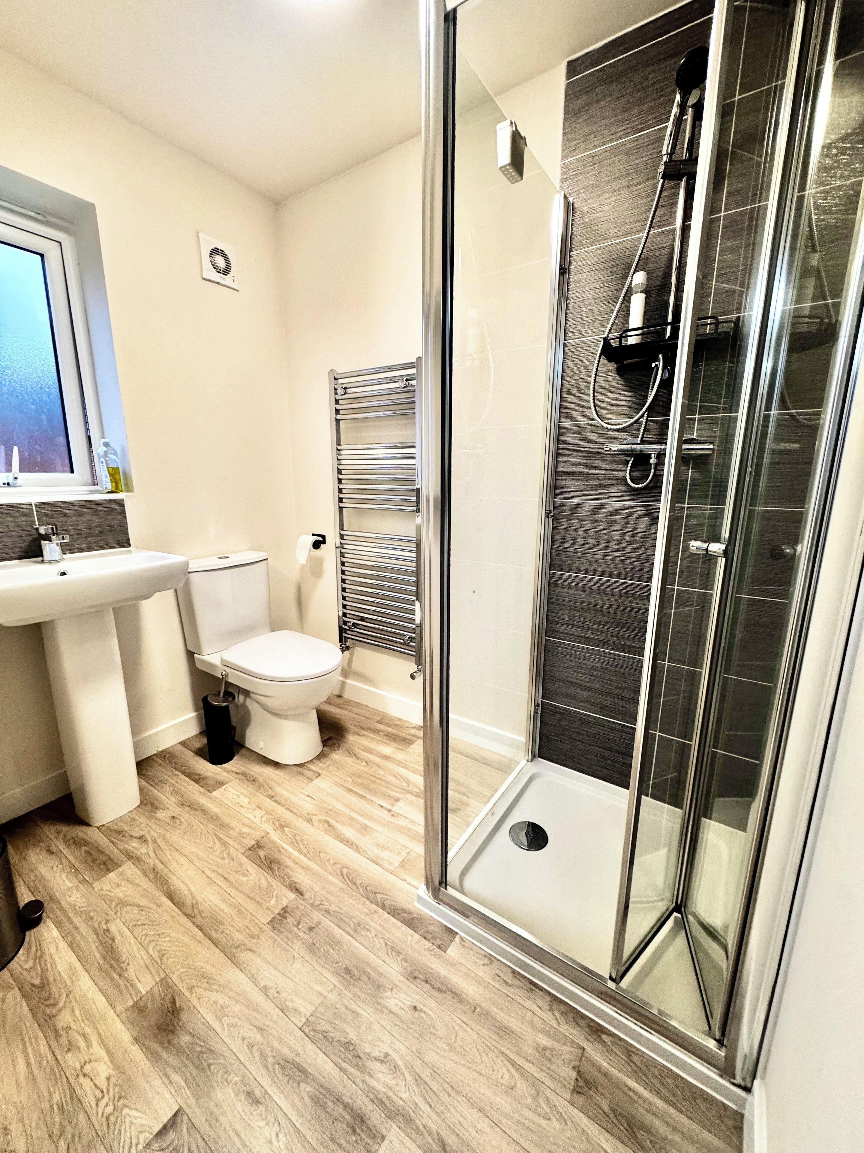 Ducha, toallas, jabón y papel higiénico