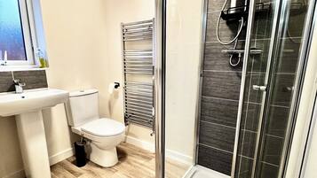 Ducha, toallas, jabón y papel higiénico