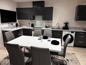 Microondas, horno y lavavajillas