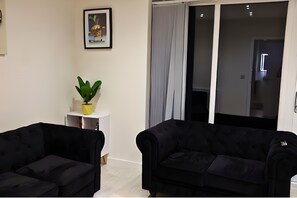 Interior - Warm, quiet and lovely 3 bedroom home away from home near the city centre (Sheffield)