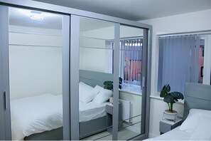 3 bedrooms, iron/ironing board, free WiFi, bed sheets - Warm, quiet and lovely 3 bedroom home away from home near the city centre (Sheffield)