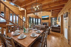 Dining - Smoky Mtn Cabin·HotTub·Game Room·Views|Sleeps 12 (Sevierville)