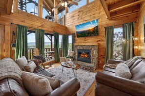 Smart TV, fireplace, table football - Smoky Mtn Cabin·HotTub·Game Room·Views|Sleeps 12 (Sevierville)
