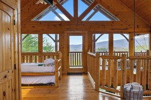 3 bedrooms, iron/ironing board, travel cot, free WiFi - Smoky Mtn Views · Hot Tub · Game Room · Sleeps 12 (Sevierville)