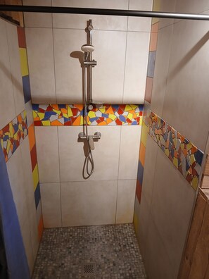 Sèche-cheveux, serviettes fournies, savon, papier toilette