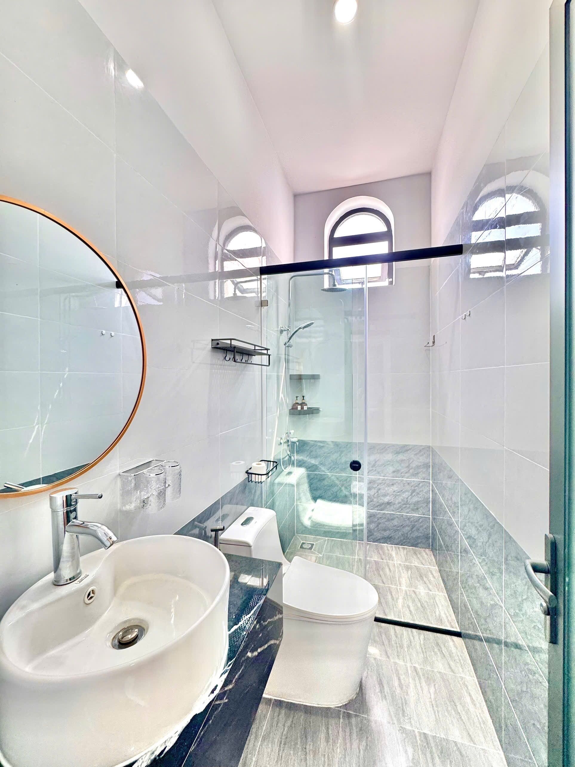 Douche, sèche-cheveux, bidet, serviettes fournies