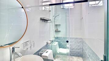 Douche, sèche-cheveux, bidet, serviettes fournies