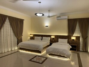 Deluxe tweepersoonskamer, uitzicht op de stad | Geluiddichte muren, een strijkplank/strijkijzer, gratis wifi