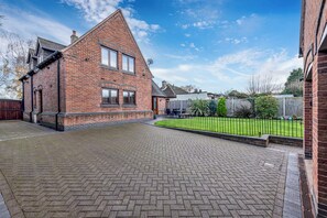 Property grounds - Silverwood Beautiful Loft in Telford - Pass the Keys (Telford)
