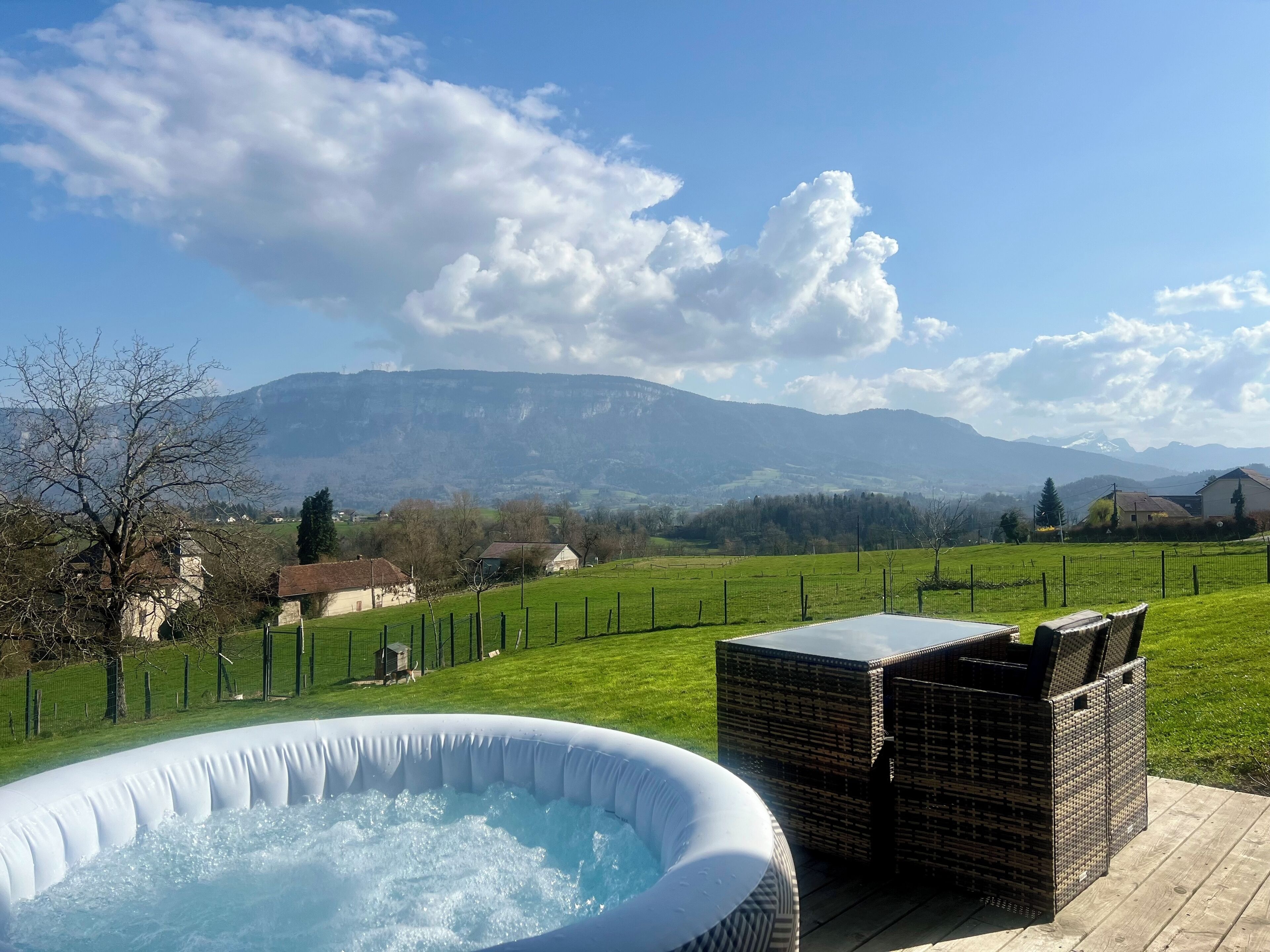 Outdoor spa tub