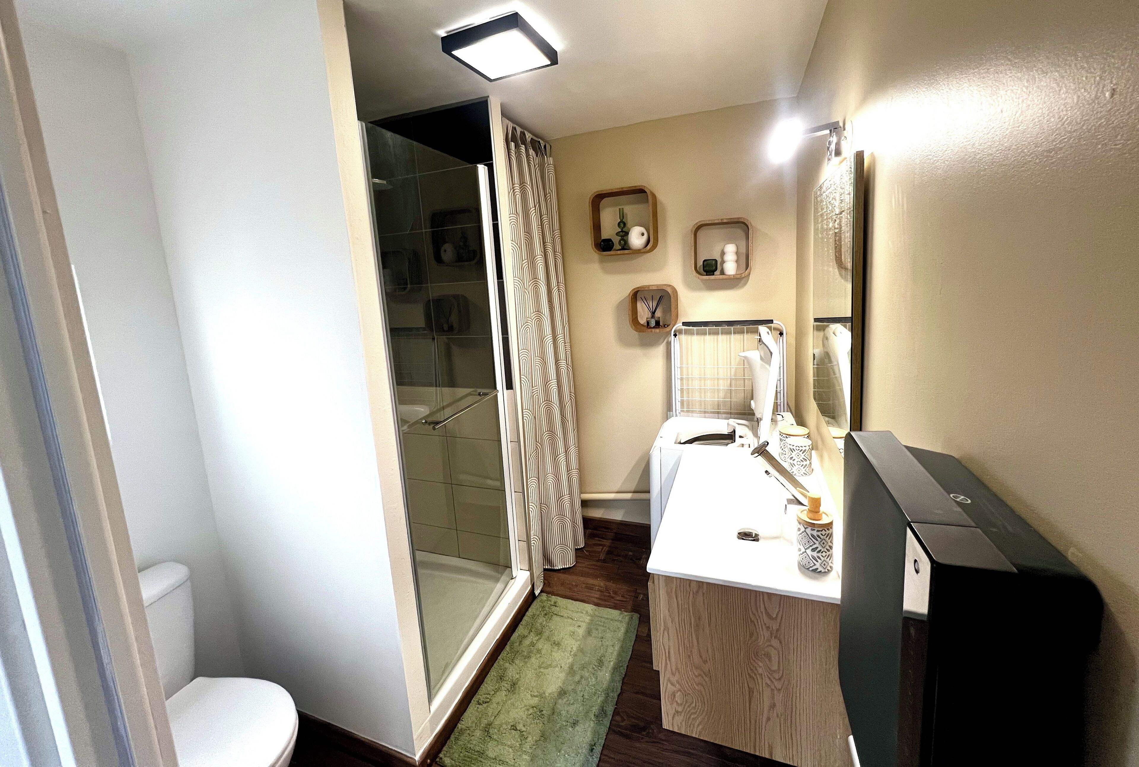 Douche, serviettes fournies, savon, papier toilette