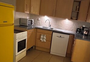 Frigorífico, microondas, horno y placa de cocina