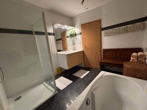 ヘアドライヤー、タオル、トイレットペーパー