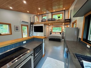 WiFi, bed sheets - Modern Farm Cottage on Private Acreage in Charming Point Roberts, WA (Point Roberts)