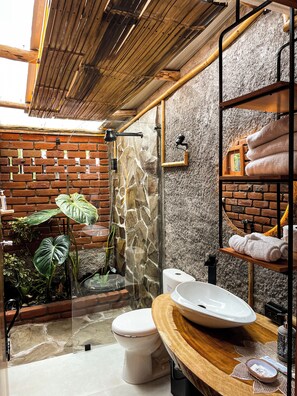 Bathroom - Artisanal Amazonian Suite, A Natural Refuge in Puyo (Puyo)