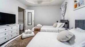 3 bedrooms, desk, iron/ironing board, WiFi (free) - Cozy & Quiet - CENTRAL Location - Master’s Retreat! (Augusta)