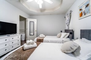 3 habitaciones, escritorio, tabla de planchar con plancha y wifi gratis