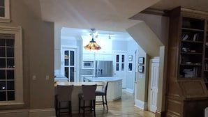 Interior - Quaint 7 bedroom mansion in charming Dubuque perfect for families (Dubuque)