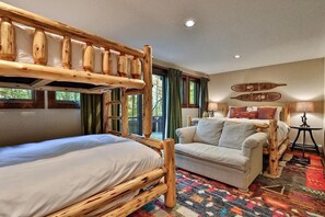 3 bedrooms, free WiFi, bed sheets - 15 min to Okemo/Killington Cozy Mountain Cabin (Plymouth)