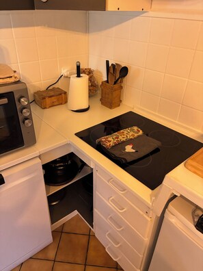 Mikrobølgeovn, ovn, kokeplater og oppvaskmaskin