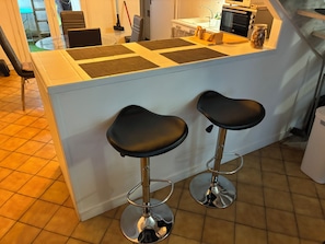Dining - Nice, cozy, comfortable house in a quiet area, wifi, with 2 courtyards, 70m2, 2 bedrooms (Belleville-sur-Meuse)