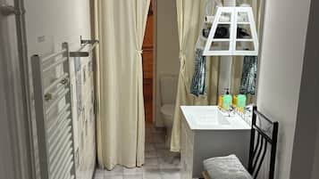 Een douche, een haardroger, handdoeken, zeep