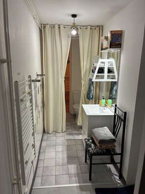 Ducha, secador de pelo, toallas y jabón