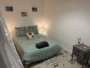 2 bedrooms, iron/ironing board, WiFi, bed sheets