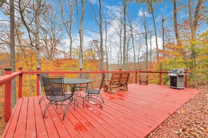 Outdoor dining - Lovely 1-bedroom cabin with AC in Southeast Ohio (Corning)